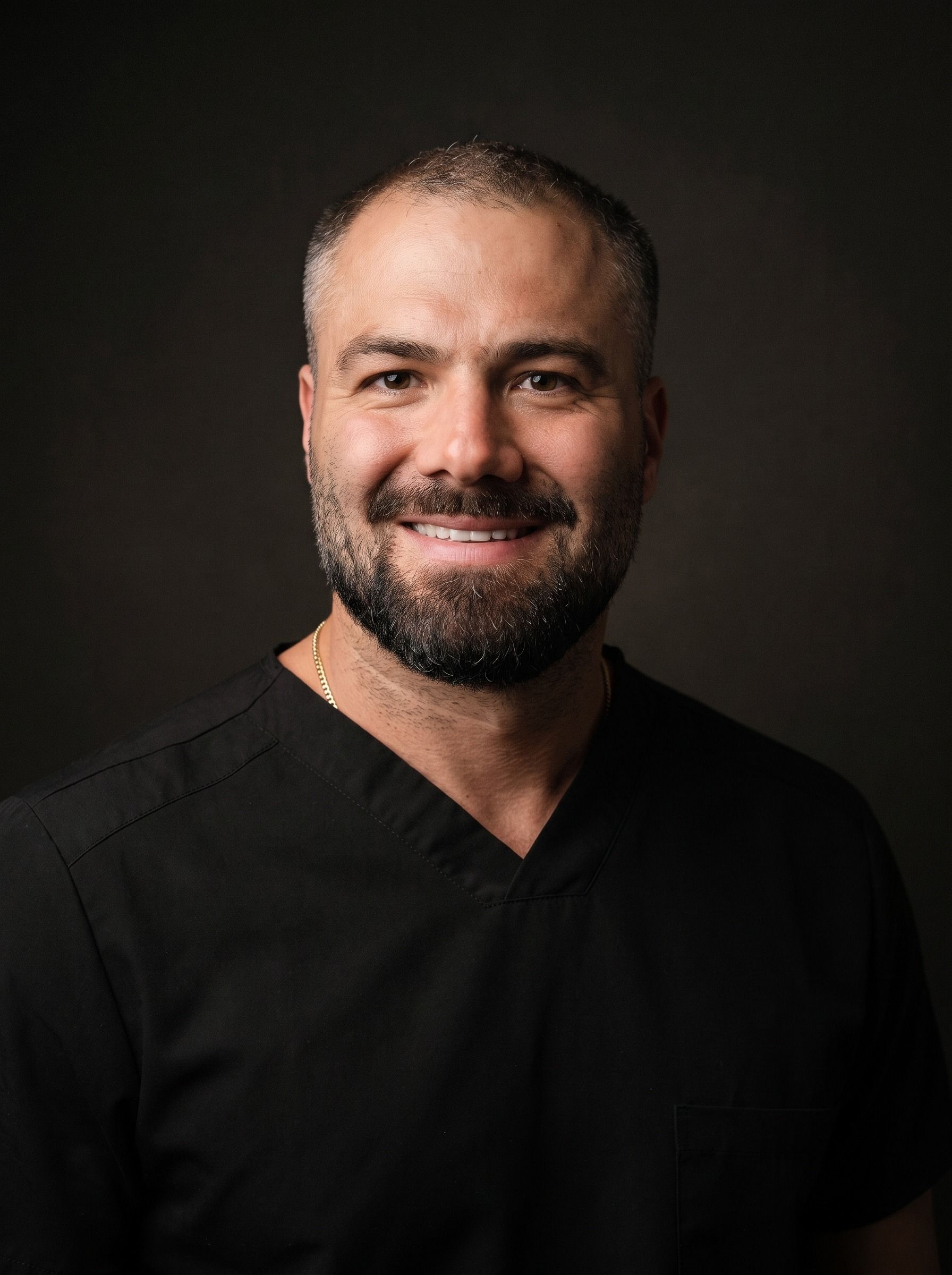 Dr. Ricardo Campos, médico dedicado al injerto de cejas